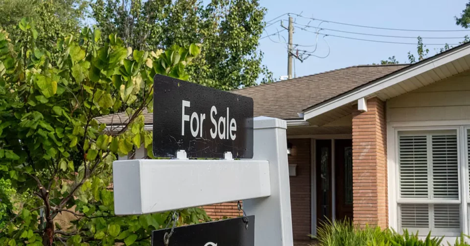 US Mortgage Rates Climb Above 7% as Treasury Yields Surge, Squeezing Homebuyers
