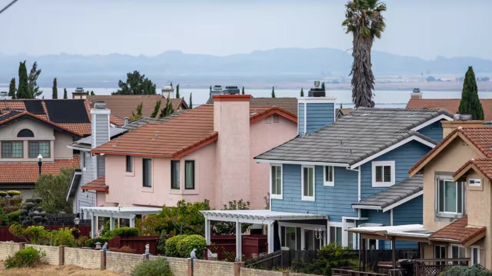 US Mortgage Rates Climb Above 7% for the First Time Since January 2025, Straining Homebuyers