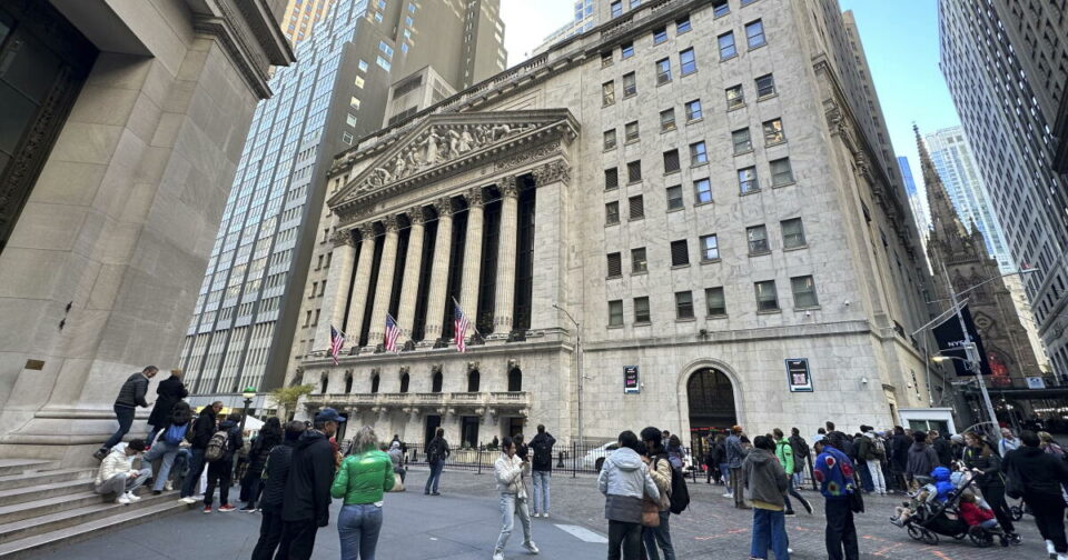 Wall Street Edges Lower as Treasury Yields Near 2007 High and Rate-Hike Bets Firm