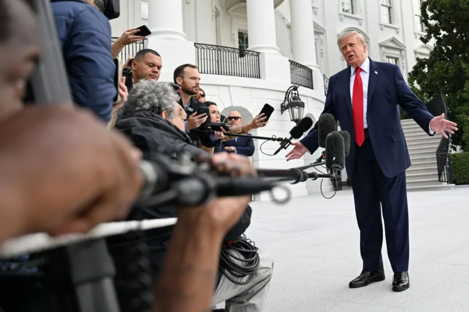 Wall Street Slips as Trump Rejects Iran's Hormuz Offer and Bond Yields Climb