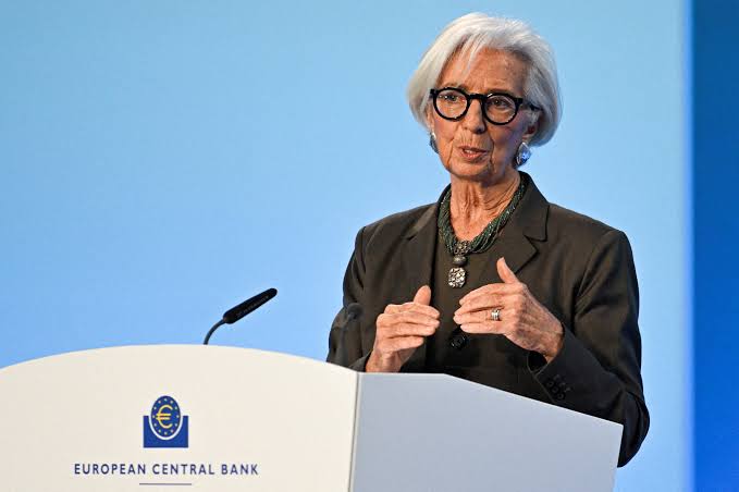 Lagarde to Leave ECB in February as Bank Holds Rates and Keeps December Hike in View