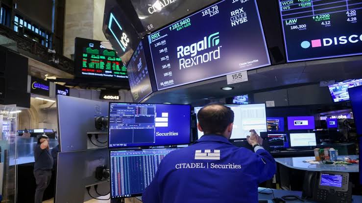 Wall Street Edges Lower as Chip Rout Deepens and Bond Yields Stay Above 5%
