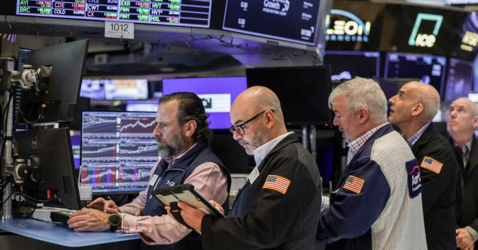 Wall Street Heads Into a New Week Split Between Tech Gains and Rate-Sensitive Losses